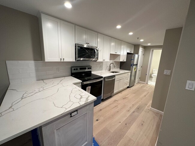 Building Photo - On Winthrop Beach - In unit Free Laundry -...