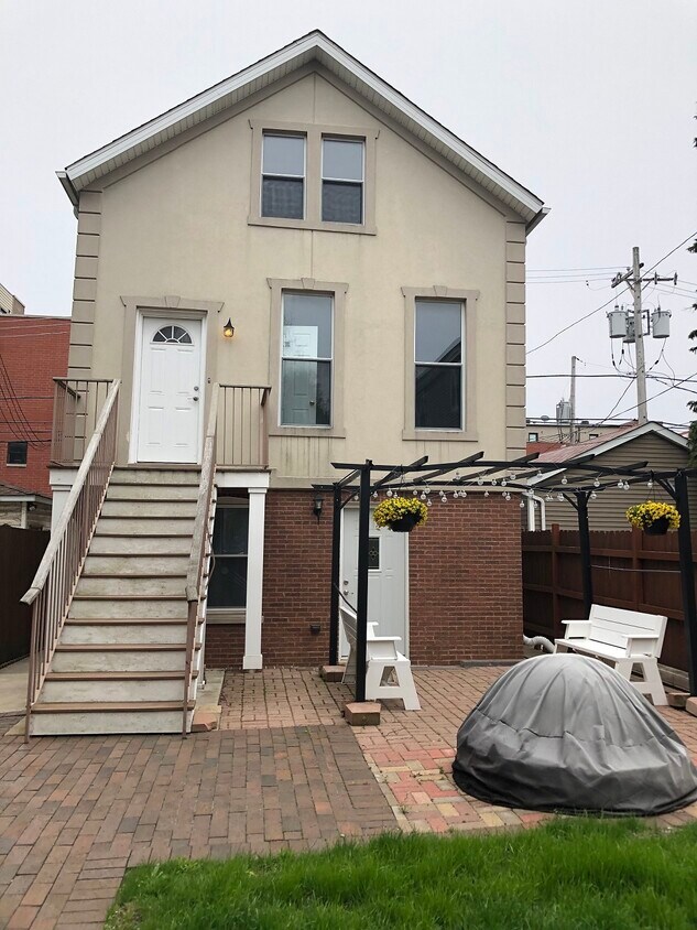 Frente - 2427 W Winnemac Ave