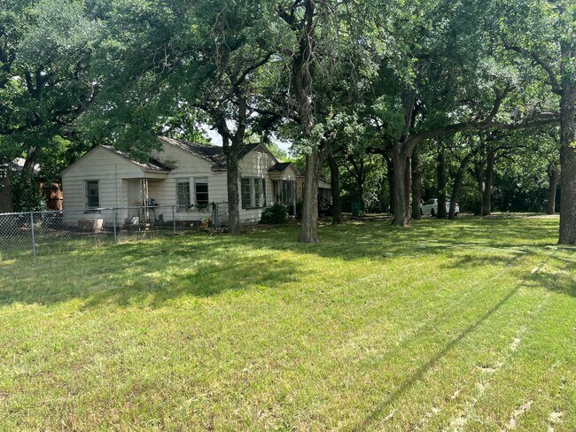 Foto del edificio - Denton Charmer with Big Yard, Carport & Flexible Living Space