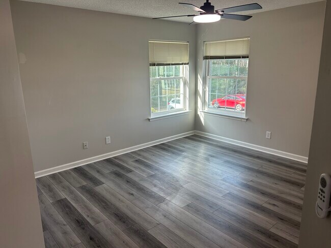 Foto del edificio - 8960 Duckview Dr