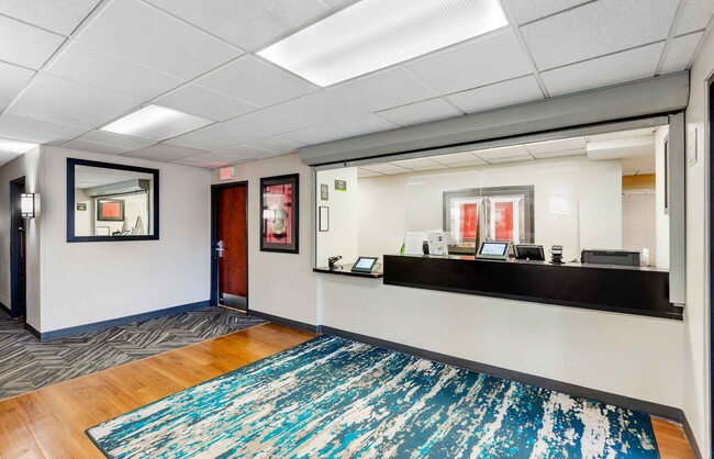 Building Photo - Furnished Studio-Chicago - Naperville - West
