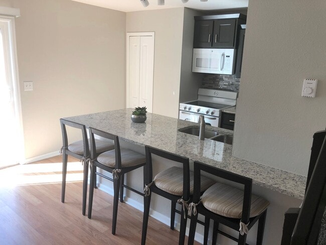 Building Photo - Newly Renovated 2-Bedroom, 1-Bathroom Unit!