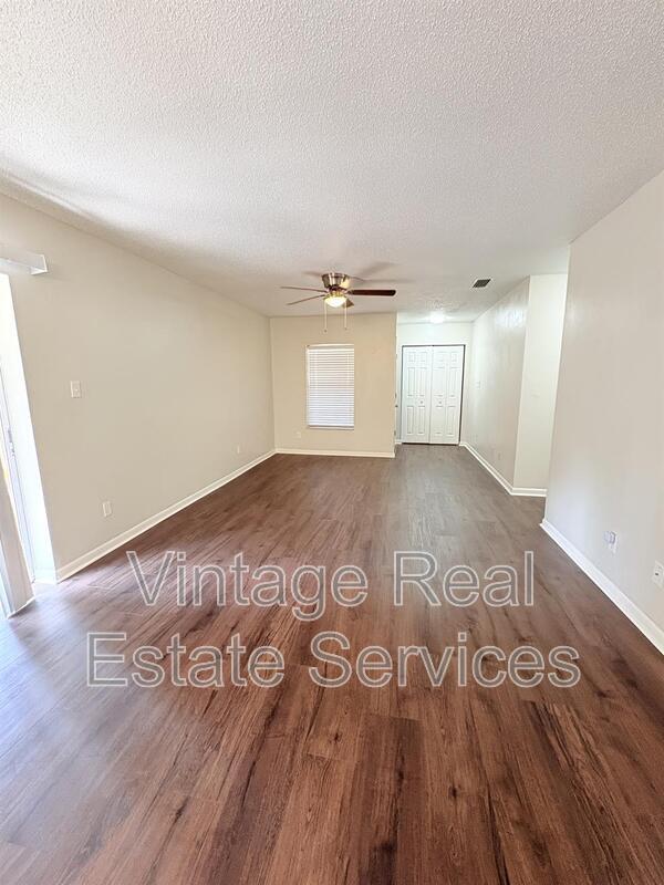 Building Photo - 851 Creekway Ct