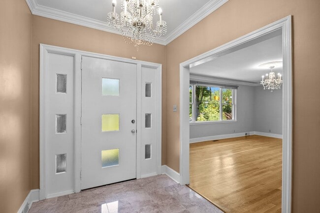 Building Photo - Gorgeous and Spacious 3 Bedroom Ranch in T...