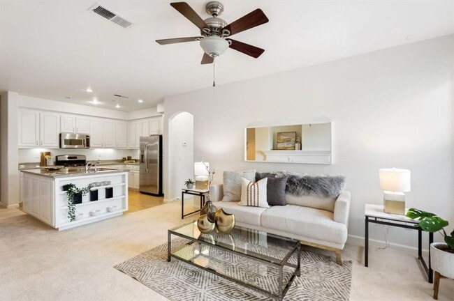 Foto del edificio - Gorgeous 2 Bed 2 Bath Dublin Townhome with Amenities! Centrally Located!