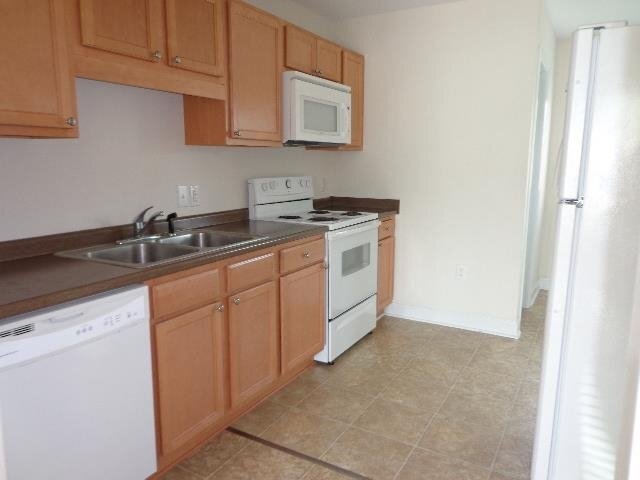 Building Photo - Adorable 2 Bedroom, 2 Bath Townhome-643 Fo...
