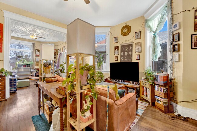 Foto del edificio - 2735 W Potomac Ave