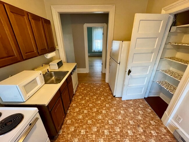 Kitchen looking toward bedroom - 1022 Union St