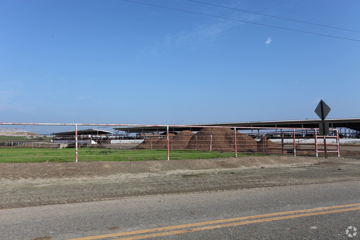 825 McEwen Rd, Waterford, CA 95386 Apartments in Waterford, CA