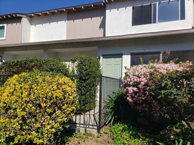 Unidad completa desde el exterior - 1360 Alessandro Dr