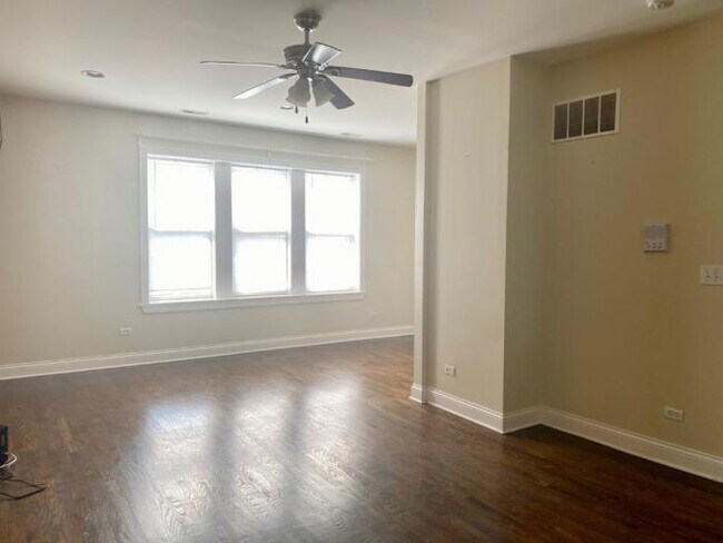 Foto del edificio - 2 bedroom in CHICAGO IL 60660