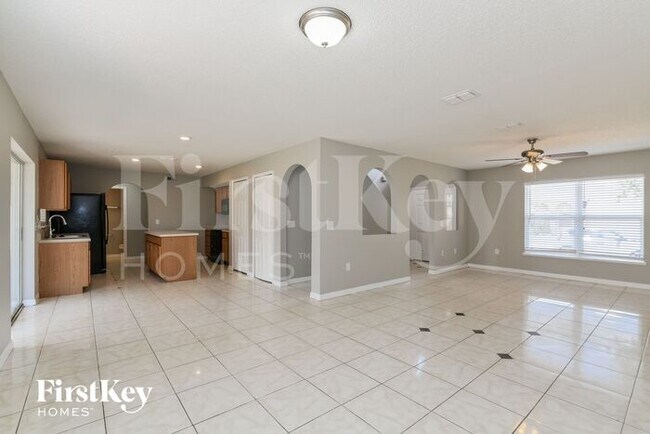 Building Photo - 215 Lobelia Dr