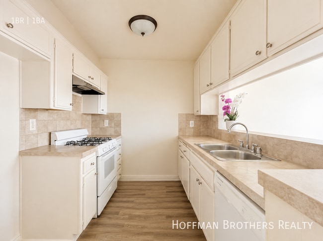 Building Photo - 9233 Van Nuys Blvd