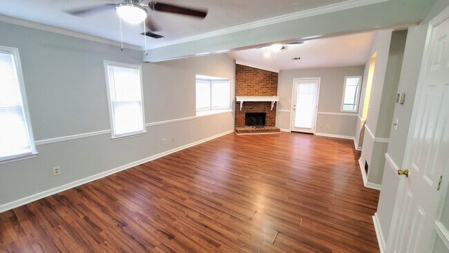 Foto del edificio - 8094 Woodlake Dr