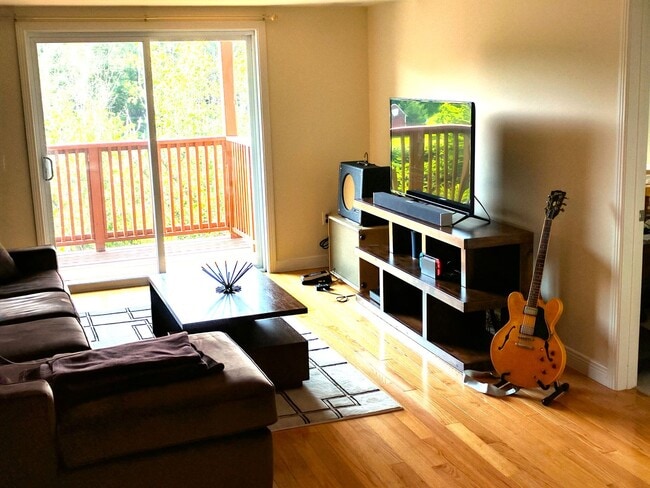 Building Photo - 2 bed, 2 bath Condo