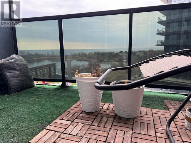 Photo du bâtiment - 80 Marine Parade Dr