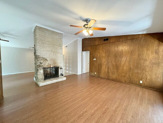 Foto del edificio - Midcentury Charmer with BONUS Sunroom and ...