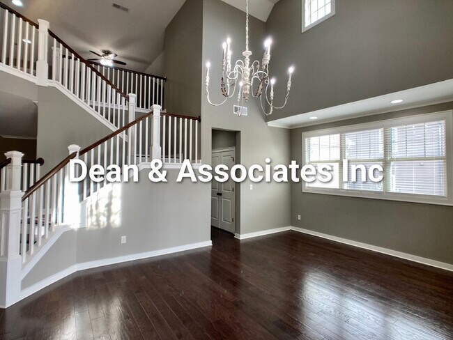 Foto del edificio - 472 Lake Chelsea Way