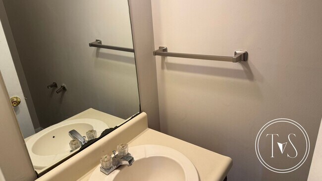 Building Photo - MOVE-IN SPECIAL: 50% OFF 1st FULL MONTH'S RENT!**