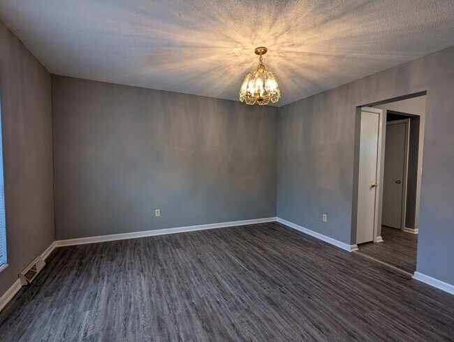 Building Photo - 2017 Oriole Dr