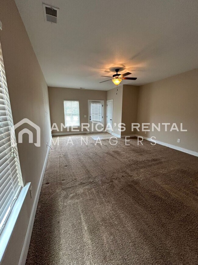 Building Photo - DEPOSIT PENDING! Town home for rent in Gar...