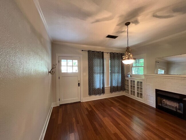 Building Photo - Heart of Denham Springs!