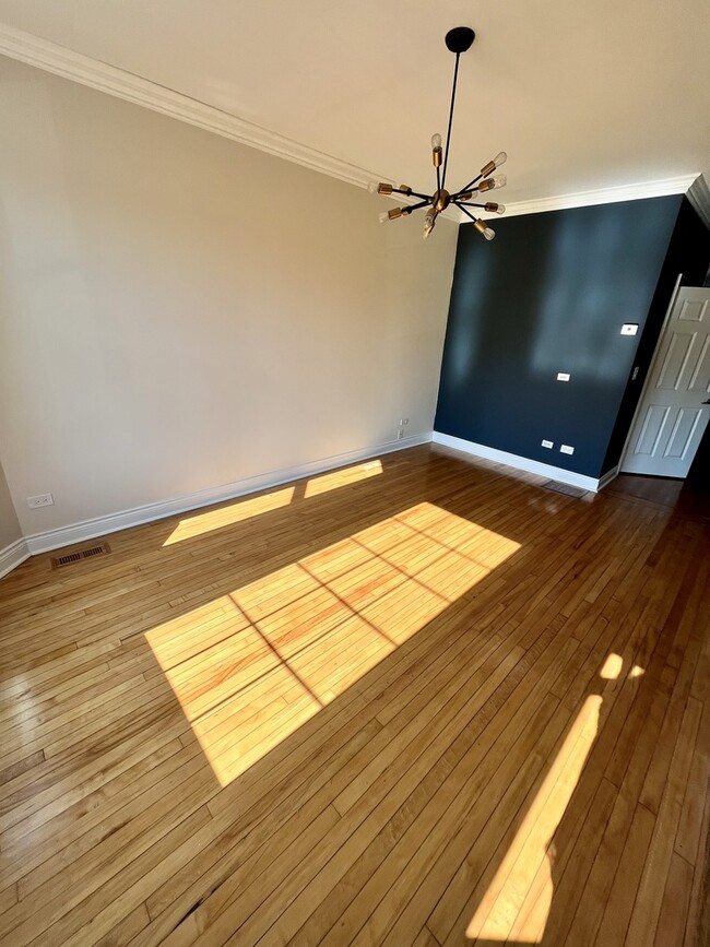 Foto del edificio - 2338 N Ridgeway Ave