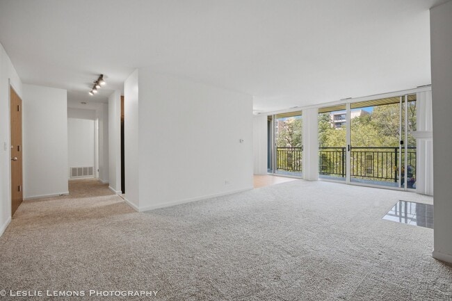 Building Photo - 6000 Oakwood Dr