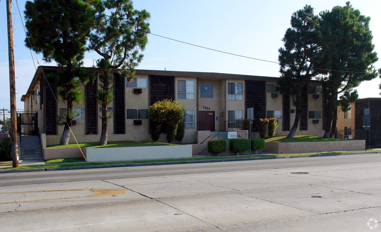 4029 CON Rosecrans Ave - 4029 W Rosecrans Ave