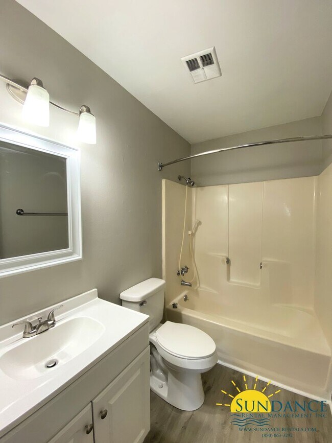Building Photo - Great 2 Bedroom Unit in Fort Walton Beach!