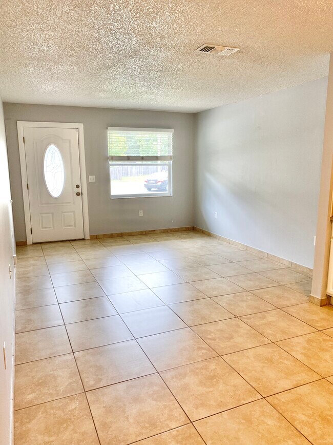 Living Room - 2720 S Sunrise Ct