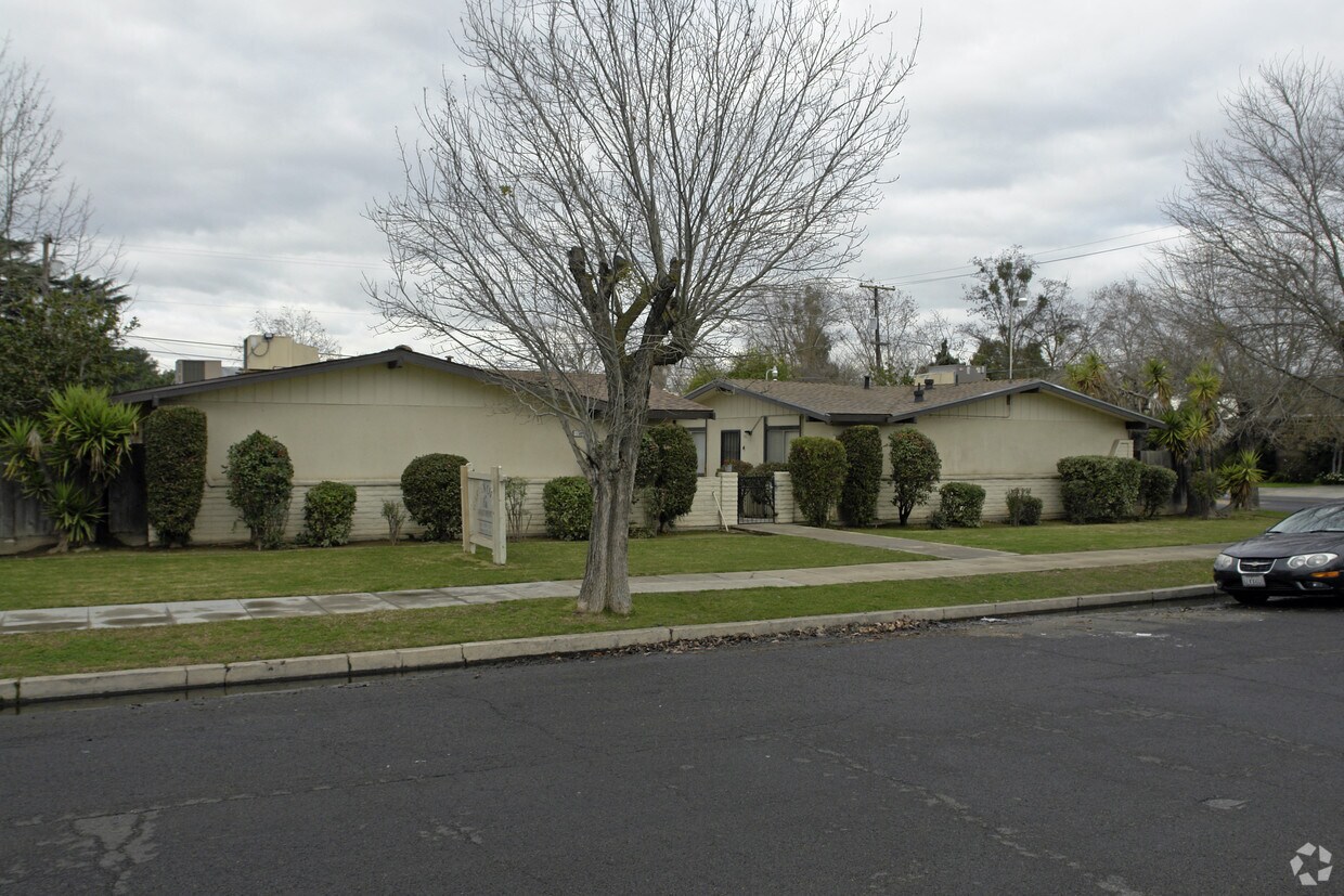 Building Photo - Garden Court Apartments