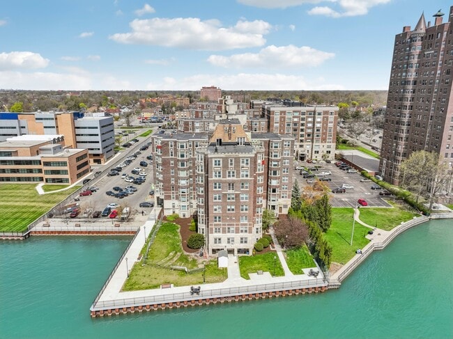 Building Photo - Alden Towers