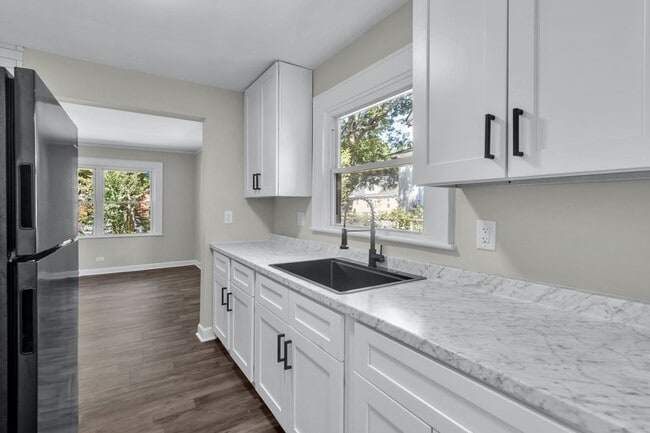 Building Photo - Newly renovated 3 bed, 1 bath ranch
