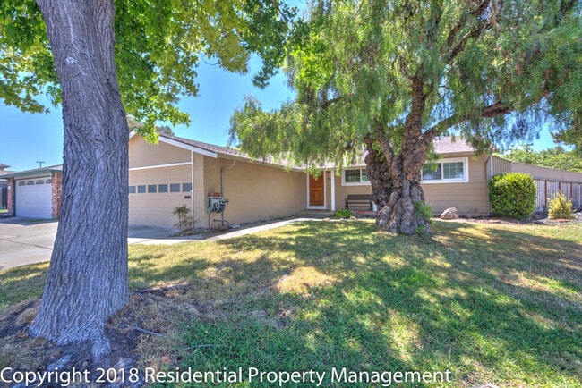 Building Photo - Updated 3 Bed / 2 Bath Home on Corner Lot