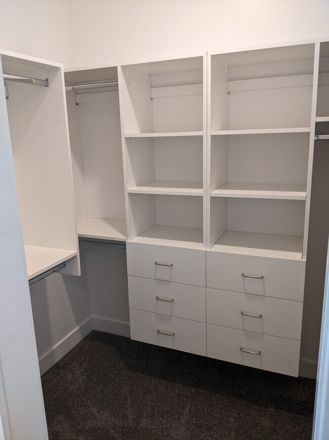 Armario principal - 889 E 600 N