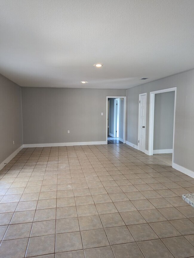 Building Photo - 464 Wilton