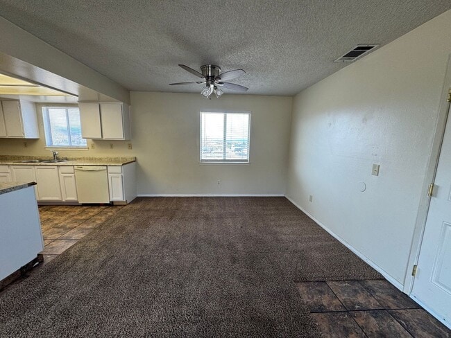 Building Photo - Apple Valley Home in Sycamore Rocks Area