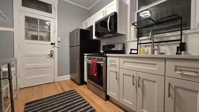 Building Photo - Stylish 2BR/1BA – 800 Sq Ft | All Utilitie...