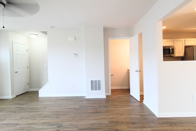 Foto del edificio - Spacious 3-Bed, 2.5-Bath Townhome Availabl...