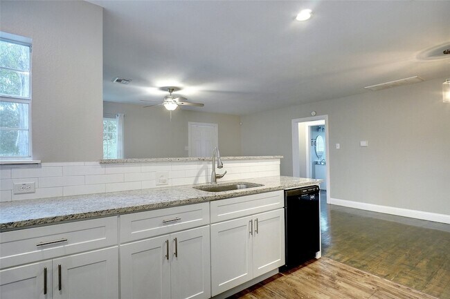 Building Photo - 219 Hartsdale Dr