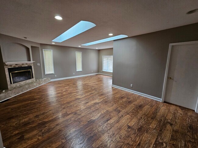 Building Photo - 945 Fox Hill Dr