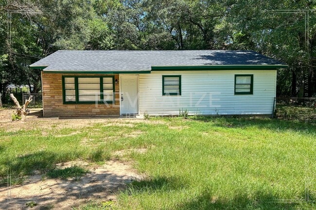 Building Photo - Fully Remodeled 3-Bed Home with Spacious Y...