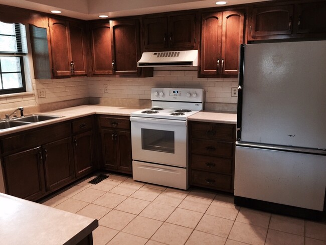 Building Photo - Maryville 37803 -  3 bedroom, 2 bath home with a  2-car garage & fenced yard - Contact Tom Parry ...