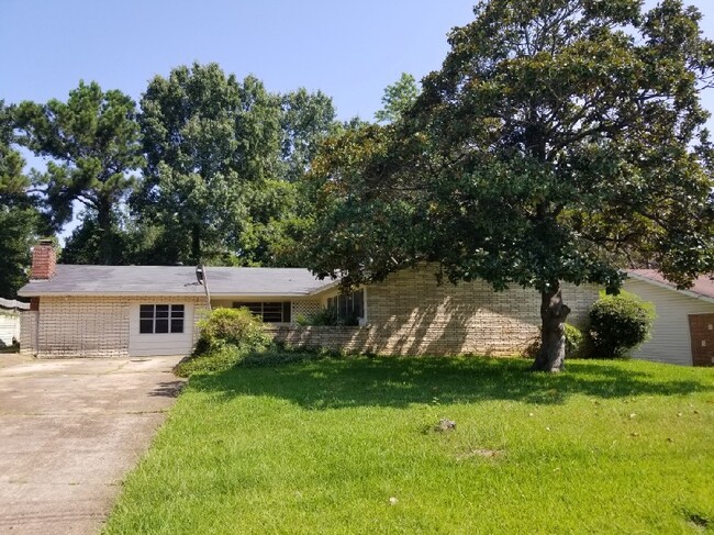 Building Photo - 1124 Plantation Blvd