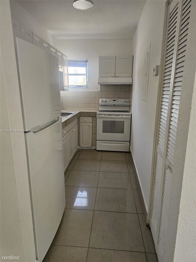 Building Photo - 3 br, 3 bath House - 1687 SW 10th St Lowr