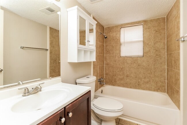 Foto del edificio - 26731 Cypress Rd