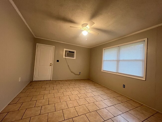 Foto del edificio - MOVE-IN READY!