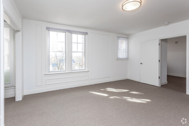 1BR, 1BA - 676 SF - (55+ only) Commonwealth Senior Apartments