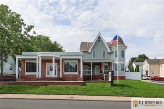 Building Photo - 215 Washington Rd